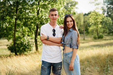 harcama zaman açık havada genç şık çift