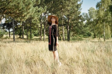 Hasır şapka açık havada güneşli yaz gününde poz içinde güzel genç kadın 