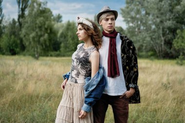 harcama zaman açık havada genç şık çift