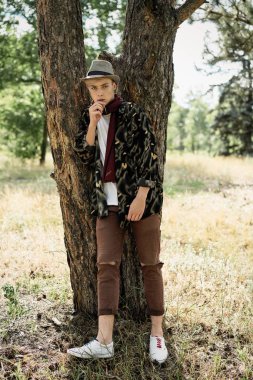 Şık genç adam açık havada poz 