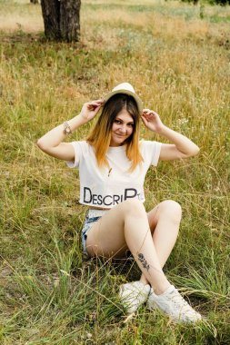 Şapka açık havada poz içinde sevimli genç kız 