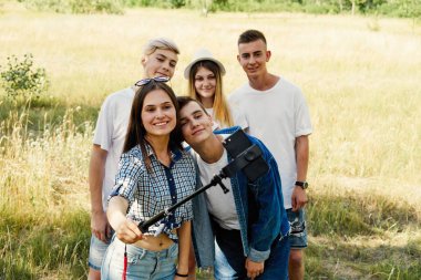  Grup genç insan bir selfie açık havada alarak eğleniyor         