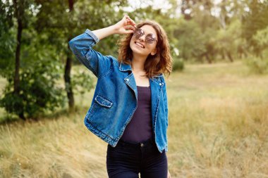 Genç kadında güzel rahat kıyafetler açık yürüyüş  