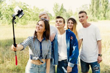  Grup genç insan bir selfie açık havada alarak eğleniyor         