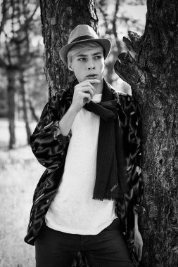 şık genç adam açık havada poz siyah beyaz fotoğraf 