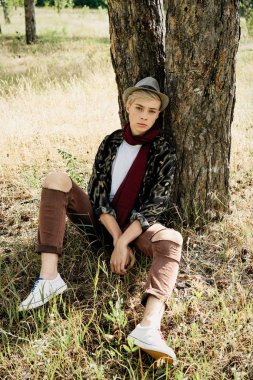 Şık genç adam açık havada poz 