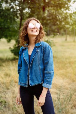 Genç kadında güzel rahat kıyafetler açık yürüyüş  