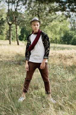 Şık genç adam açık havada poz 