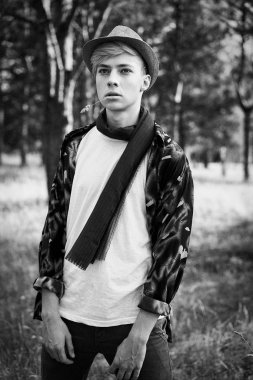 şık genç adam açık havada poz siyah beyaz fotoğraf 