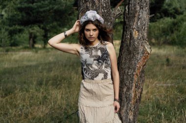 Açık havada güzel headdress poz içinde çekici genç kadın 