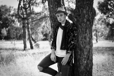 şık genç adam açık havada poz siyah beyaz fotoğraf 