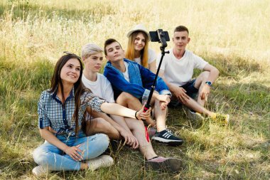  Grup genç insan bir selfie açık havada alarak eğleniyor         
