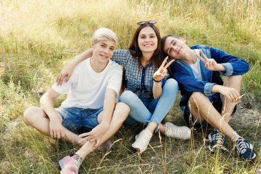  Grup Genç kamera açık havada üzerinde poz ile eğleniyor                   