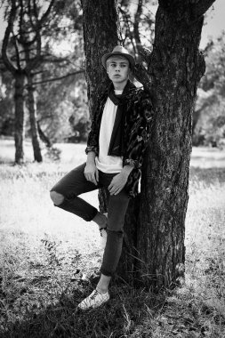 şık genç adam açık havada poz siyah beyaz fotoğraf 