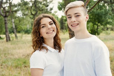 harcama zaman açık havada genç şık çift