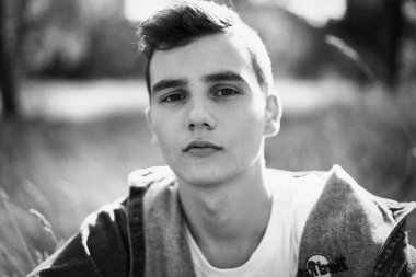 Yakışıklı genç adam açık havada poz rahat denim giysileri 