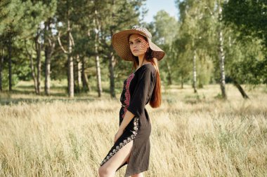 Hasır şapka açık havada güneşli yaz gününde poz içinde güzel genç kadın 