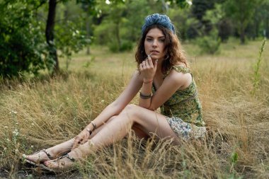 Açık havada güzel headdress poz içinde çekici genç kadın 