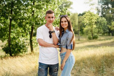 harcama zaman açık havada genç şık çift