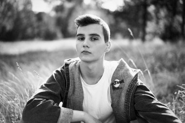 Yakışıklı genç adam açık havada poz rahat denim giysileri 