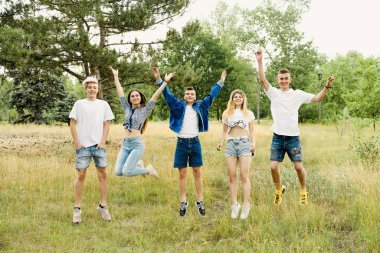 Grup Genç mutlu arkadaşlar açık havada vakit 