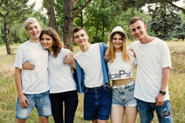 Grup Genç mutlu arkadaşlar açık havada vakit 