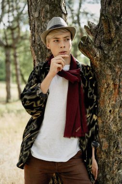 Şık genç adam açık havada poz 