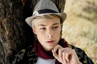 Şık genç adam açık havada poz 