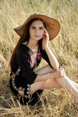 Hasır şapka açık havada güneşli yaz gününde poz içinde güzel genç kadın 