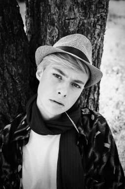 şık genç adam açık havada poz siyah beyaz fotoğraf 