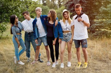 Grup Genç mutlu arkadaşlar açık havada vakit 