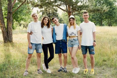 Grup Genç mutlu arkadaşlar açık havada vakit 