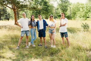 Grup Genç mutlu arkadaşlar açık havada vakit 