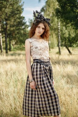Açık havada güzel headdress poz içinde çekici genç kadın 