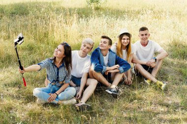  Grup genç insan bir selfie açık havada alarak eğleniyor         
