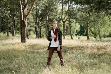 Şık genç adam açık havada poz 