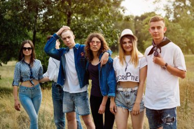 Grup Genç mutlu arkadaşlar açık havada vakit 