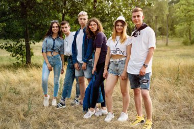 Grup Genç mutlu arkadaşlar açık havada vakit 