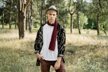 Şık genç adam açık havada poz 