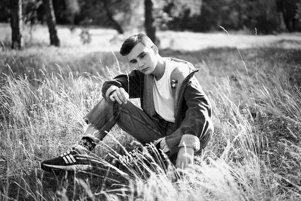 屋外でポーズ カジュアルなデニムの服でハンサムな若い男 — ストック写真