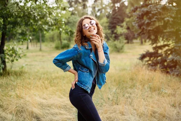 Açık havada poz rahat kıyafetler içinde genç çekici kadın 