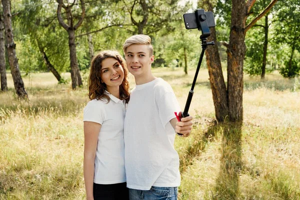 Gelukkige Paar Nemen Een Selfie Buitenlucht Plezier — Stockfoto