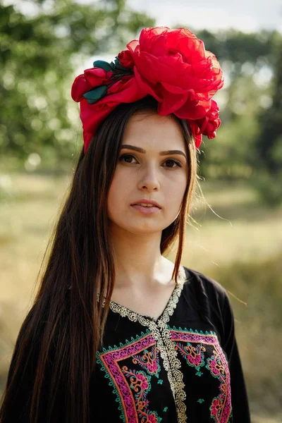 Açık Havada Güzel Headdress Poz Içinde Çekici Genç Kadın — Stok fotoğraf