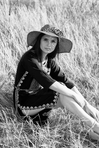 hasır şapka açık havada güneşli yaz gününde poz içinde güzel genç kadının siyah beyaz fotoğraf 