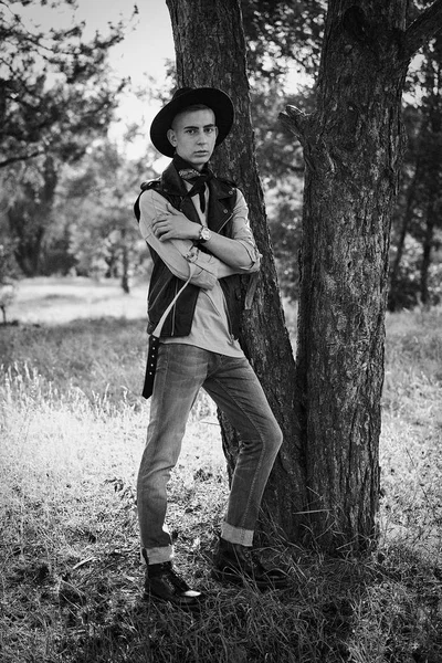 Bonito Cara Jovem Roupas Casuais Chapéu Elegante Posando Livre — Fotografia de Stock