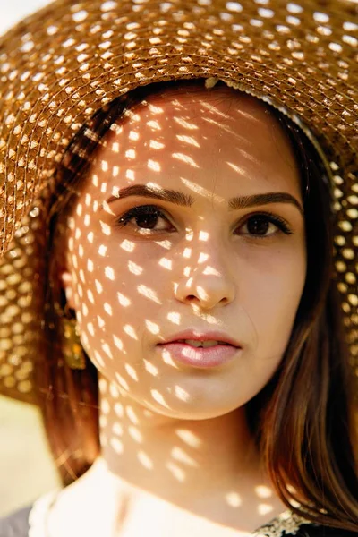 日当たりの良い夏の日に屋外でポーズ麦わら帽子の美しい若い女性 — ストック写真