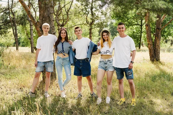 Grup Genç mutlu arkadaşlar açık havada vakit 