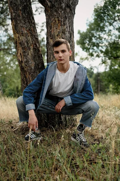 Stilig Ung Kille Casual Denim Kläder Poserar Utomhus — Stockfoto