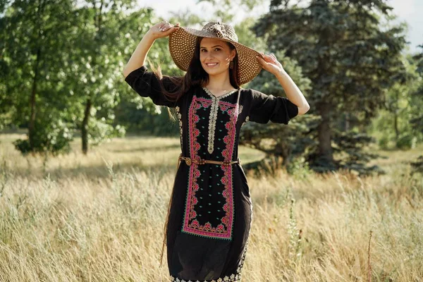 Mulher Bonita Chapéu Palha Posando Livre Dia Ensolarado Verão — Fotografia de Stock