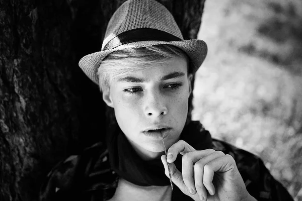 şık genç adam açık havada poz siyah beyaz fotoğraf 